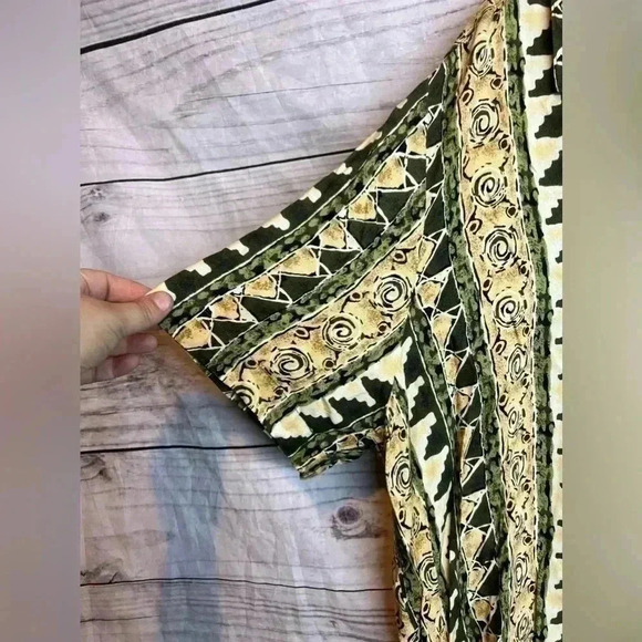 Notations vintage patterned v-neck button up top - Picture 2 of 5